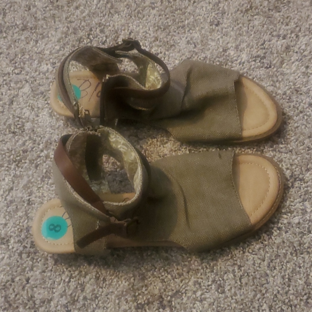 NWOT womens sandals